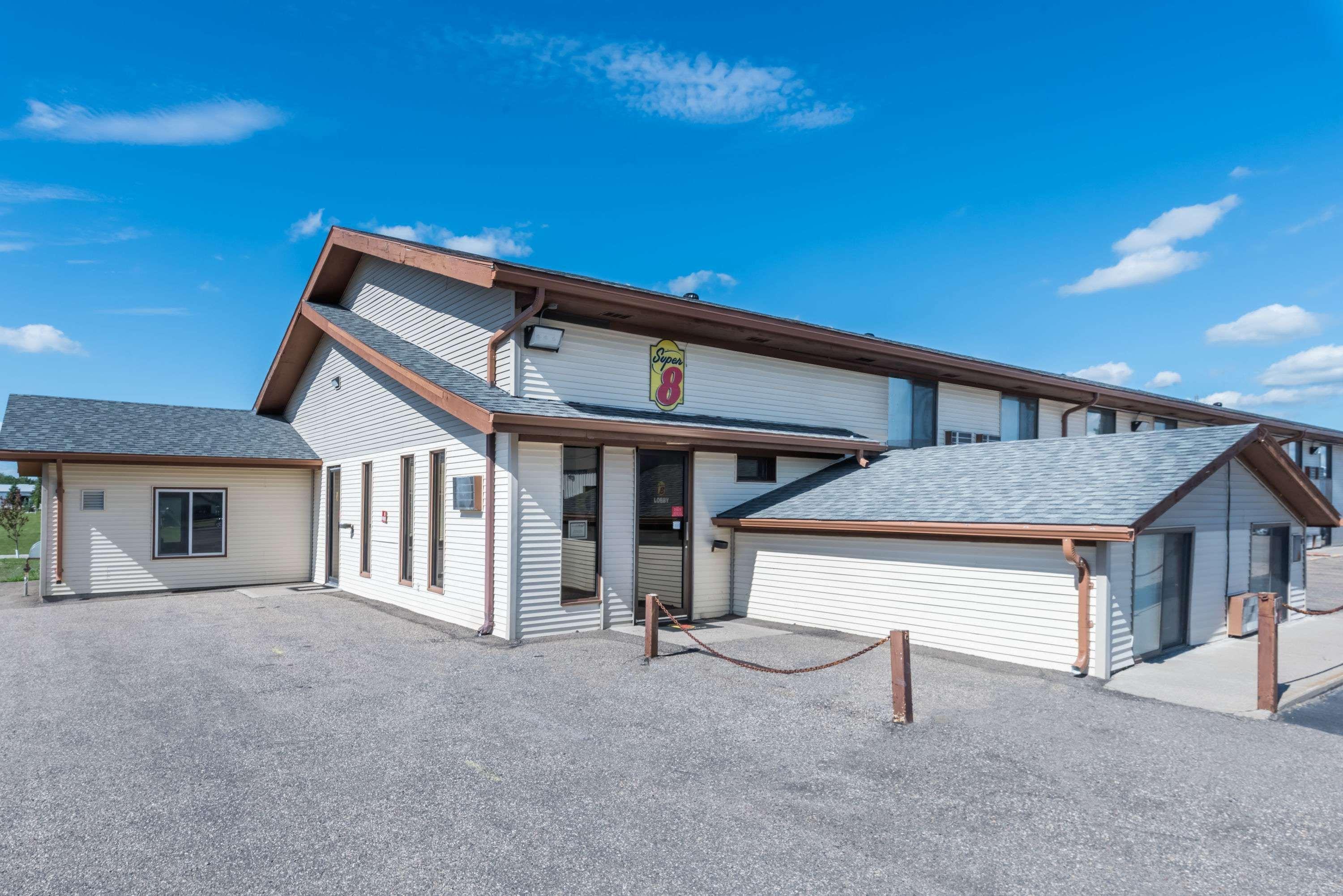 Super 8 By Wyndham Devils Lake Exterior photo