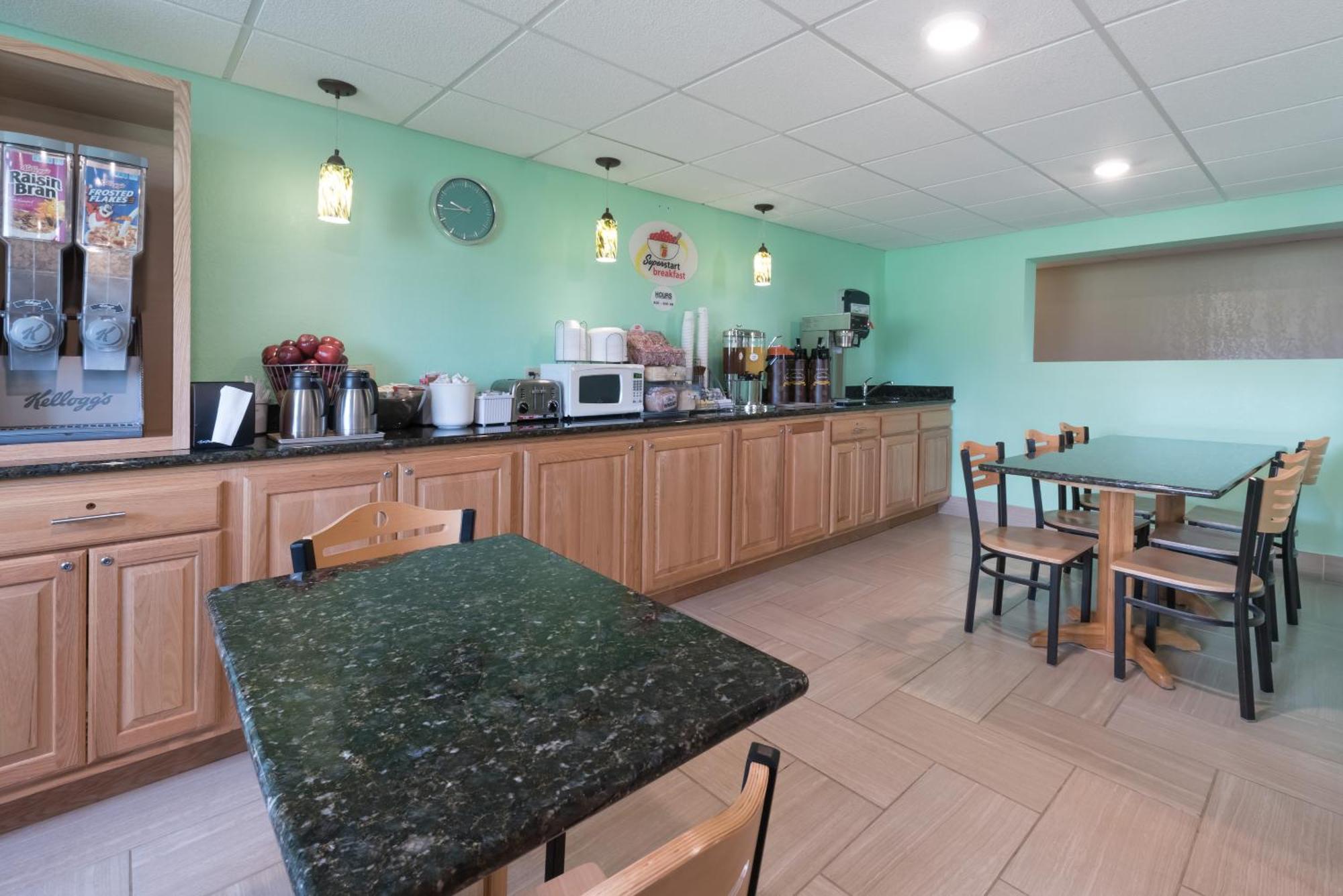 Super 8 By Wyndham Devils Lake Exterior photo