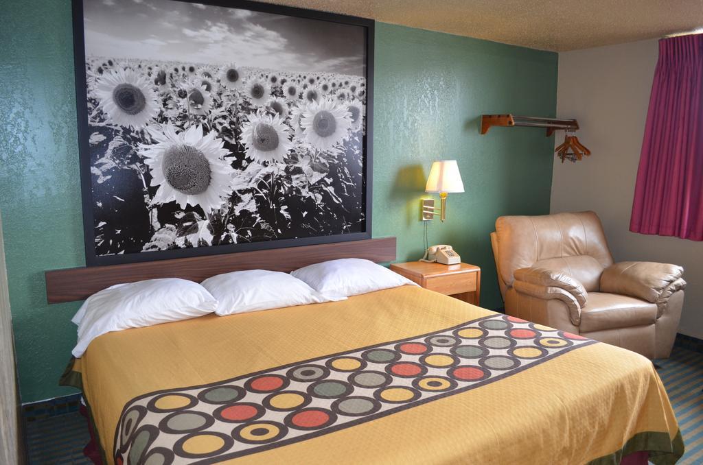 Super 8 By Wyndham Devils Lake Exterior photo