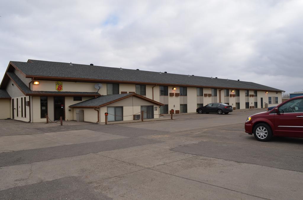 Super 8 By Wyndham Devils Lake Exterior photo